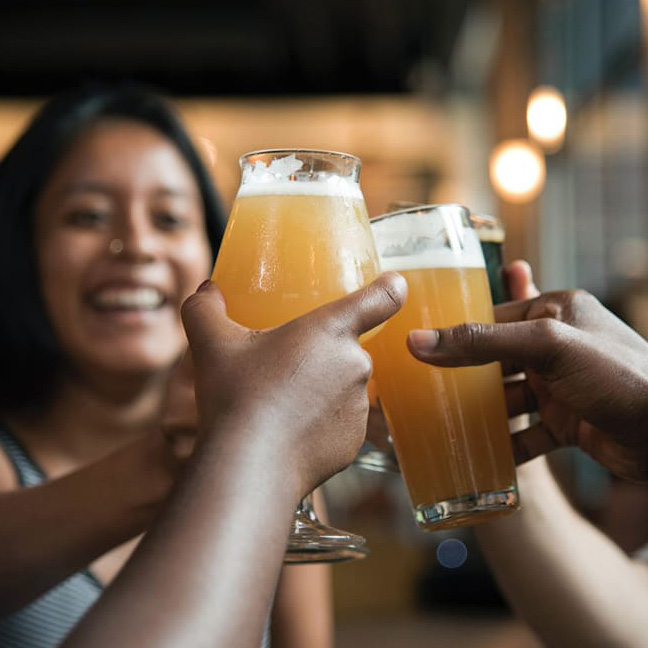 des-amis-une-bonne-biere-artisanale-cyprinette-du-var